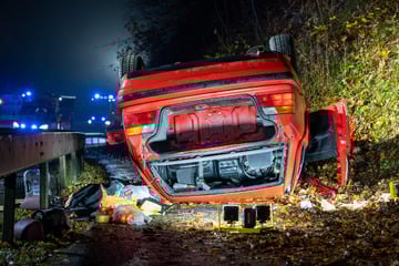 Schwerer Unfall auf B7: BMW überschlägt sich, zwei Verletzte