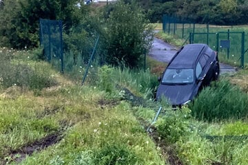 Unfall A2: Aquaplaning auf der A2: Fünfköpfige Familie landet mit Auto in Regenauffangbecken