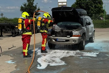 Auto fängt an zu brennen: Fahrer stoppt SUV noch rechtzeitig