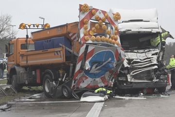 Unfall A1: A1 nach Unfall gesperrt! Lastwagen rast ungebremst in Baustellen-Fahrzeug