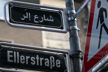 Rechtsextremistischer Hintergrund? Düsseldorfer Straßenschild in arabischer Schrift überklebt