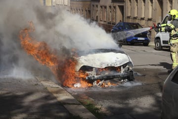 Chemnitz: Feuerwehreinsatz in Chemnitz: Seat geht in Flammen auf