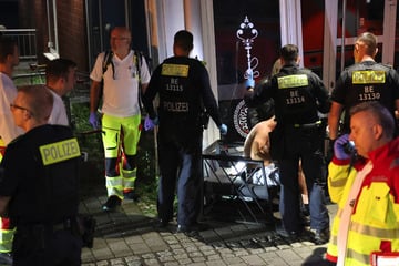 Berlin: Blutiger Bar-Streit: Mann sticht auf zwei Menschen ein, Mitarbeiterin hilft