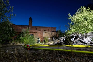 Großbrand in alter Industriehalle: Gebäude hinter Dampflokwerk akut einsturzgefährdet