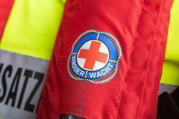 Betrunkene Radfahrerin stürzt in Fluss – und kann sich nicht mehr alleine aus Wasser befreien