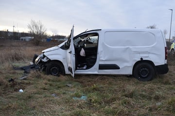Schwerer Unfall in Magdeburg: Kleintransporter überschlägt sich mehrfach - Fahrer in Klink