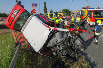 Microcar und Mercedes kollidieren: Vier Verletzte nach Frontalcrash