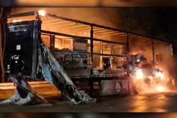 Unfall A2: 24 Tonnen Pakete futsch: Lkw brennt auf der A2 komplett aus