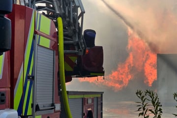 Chemnitz: Rauchsäule über Chemnitz! Verheerender Brand in Hinterhof ausgebrochen