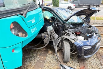 Unfall mit zwei Verletzten: Auto kollidiert mit U-Bahn, wird mehrere Meter mitgeschleift