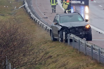 Unfall A4: Sperrung nach Unfall auf A4: Mercedes landet auf Leitplanke, 72.000 Euro Schaden