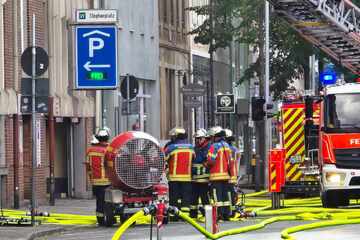 Besitzer dürfen nicht zu ihren Autos: Abschleppfirma nach Parkhaus-Brand gefordert