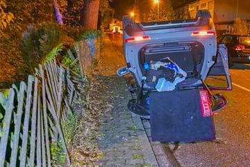 Auto überschlägt sich in Wohngebiet: Polizei Karlsruhe ermittelt nach Unfall