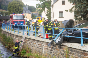 Schwerer Unfall im Erzgebirge: Auto kracht in Brückengeländer