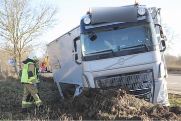 Unfall A23: Reifen platzt mitten auf der Autobahn: Fahrer kracht mit Lkw in Zaun