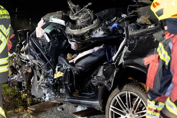 Porsche SUV überschlägt sich nach Baum-Crash: Fahrer eingeklemmt