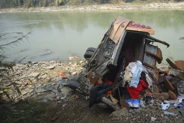 Bus kommt von Straße ab und stürzt 200 Meter tief in Fluss: Mindestens 19 Tote!