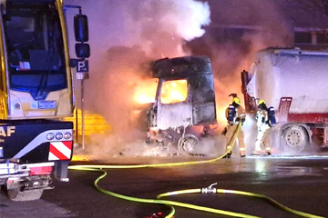 Berlin: Großeinsatz der Feuerwehr: Lkw brennt in Hohenschönhausen lichterloh!