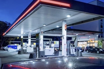 Überfall auf Tankstelle: Junges Trio bedroht Mitarbeiterin mit Messer
