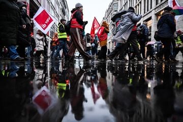 Berlin: Lehrerstreiks in Ostdeutschland: Unterricht könnte ausfallen