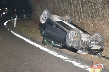 VW überschlägt sich bei Autobahnabfahrt: Fahrer hat Glück im Unglück