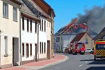 Dachstuhl lichterloh in Flammen: Mehrere Bewohner verlieren bei Brand ihr Zuhause