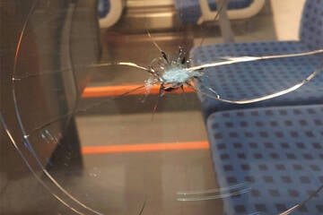 Silvester-Rowdys attackieren fahrenden Zug