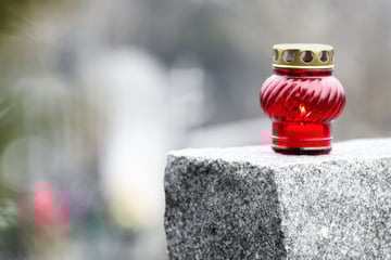 München: Sie wollte sich doch nur um ein Grab kümmern: Seniorin auf Friedhof beraubt