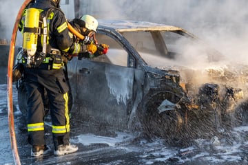 Unfall A5: Auto brennt nach Massen-Crash auf der A5: Stau durch Fahrbahn-Sperrung