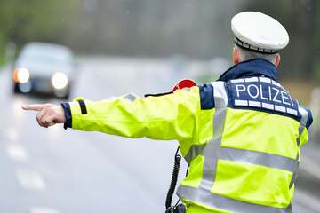 Direkt nach Gerichtsverhandlung: Polizei stoppt doppelt dreisten Führerschein-Betrüger auf A3