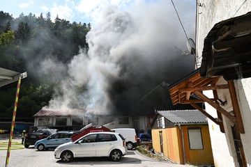 Kfz-Werkstatt steht in Vollbrand: Schaden geht in die Hunderttausende