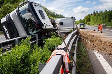 Unfall A4: Unfall auf der A4: Lkw kippt um und sorgt für Verkehrschaos