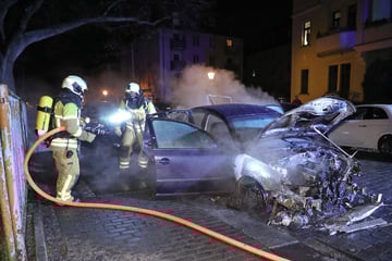 Dresden: Auto geht in Flammen auf, Feuerwehr verhindert Schlimmeres
