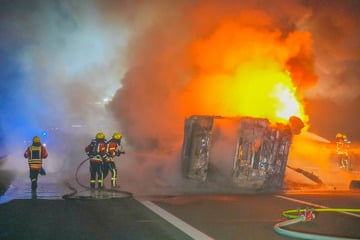 Unfall A6: Meterhohe Rauchsäule auf A6: Süßigkeiten-Lkw prallt gegen Leitplanke