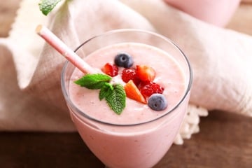 Sommerliches Rezept für fruchtigen Buttermilch-Smoothie und Buttermilch-Shake