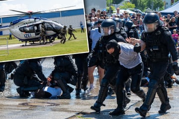 Leipzig: Polizeihubschrauber landet vor tausenden Besuchern in Leipzig