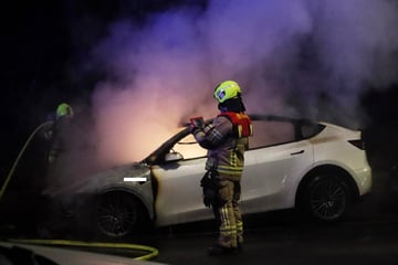 Berlin: Vier Teslas innerhalb von 30 Minuten abgebrannt: Polizei prüft Zusammenhang