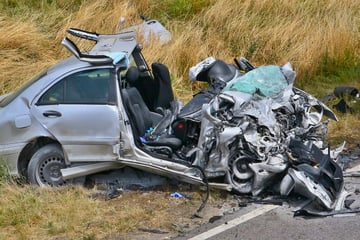 Mercedes rast frontal in Gegenverkehr: Fahrer stirbt nach Unfall mit Lastwagen