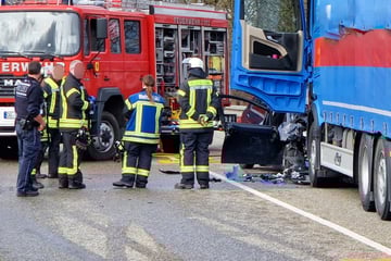 Auto und Lkw krachen frontal ineinander: Landstraße voll gesperrt