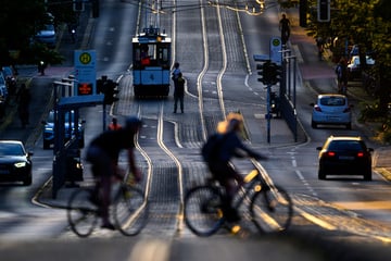Jugendliche greifen Männer an: Festnahme und Verletzte