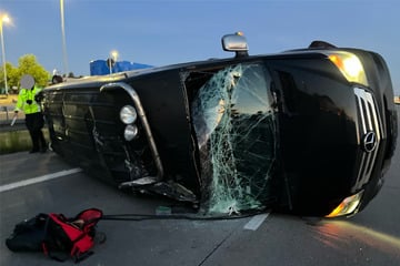 Unfall A2: Spurwechsel missglückt: Mercedes Sprinter überschlägt sich auf A2