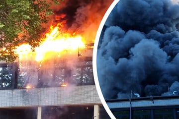 Flammenhölle in Schulkomplex: Asbest-Warnung für Bevölkerung - Gebäude wohl nicht mehr zu retten
