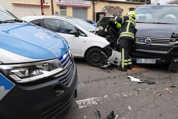 Kreuzungscrash in Chemnitz: Opel und VW krachen zusammen