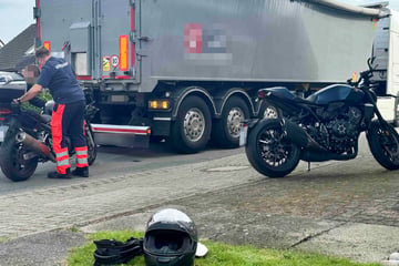 Lastwagen erfasst Bikerinnen: Frau gerät unter ihr Motorrad