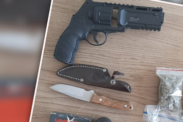Softair-Waffe, Patronen, Messer und Drogen: 42-Jähriger geht Polizei ins Netz