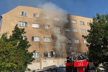 Berlin: Feuer bricht in Industriegebäude aus: Ein Mensch verletzt