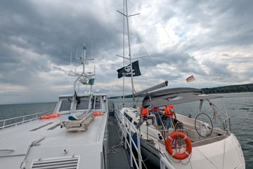 Segeljacht nach Rauchentwicklung in Seenot: Zollboot eilt zu Hilfe