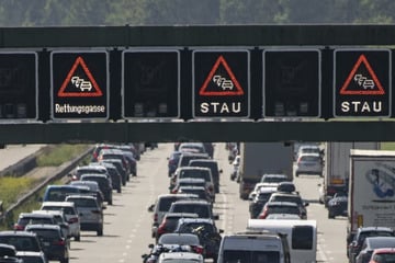 Drama auf A4: Transporter-Fahrer rast in Lkw und stirbt