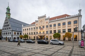 Schmierereien an Rathaus und Brücke: Sprayer sprühen Hakenkreuze, Symbole und Schriftzüge