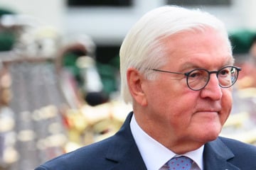 Berlin: Steinmeier lässt Blicke in sein Amtszimmer werfen und muss Gattin entschuldigen